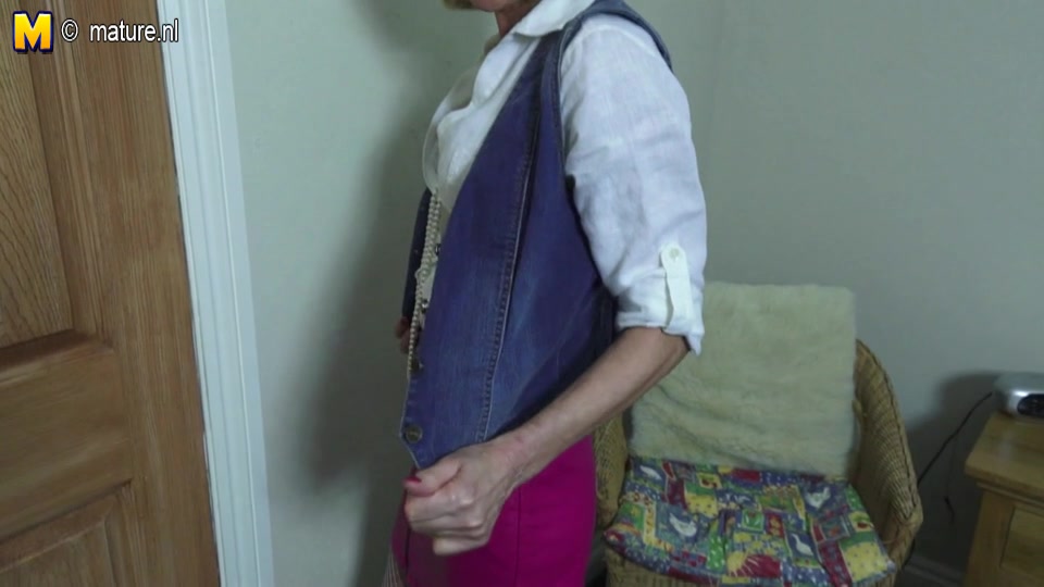 Naughty British Housewife Playing With Her Pussy - MatureNL
