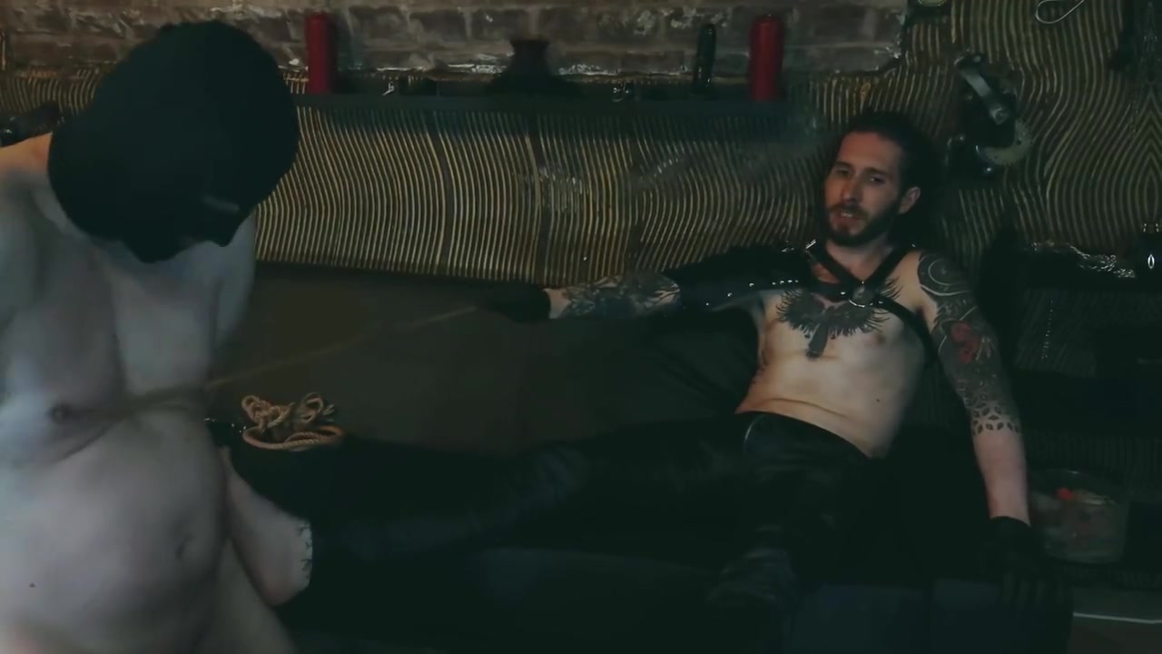 Dungeon Foot Worshiping With Leather Master