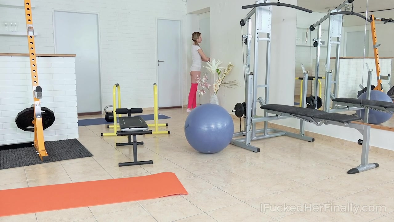 Skinny babe comes to the gym in a tight sport outfit