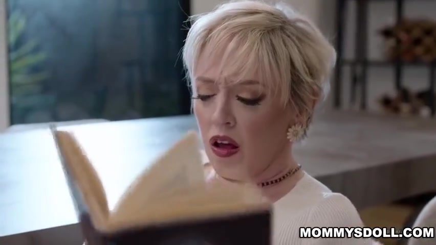 Stepmom And Stepdaughter Having Steamy Sex With Dee Williams And Sophia Burns