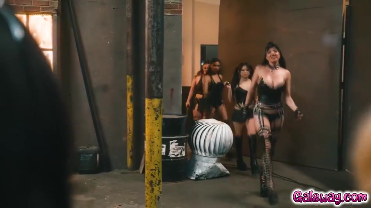 Dj Addresses Both Gangs With A Passionate Speech - Casey Calvert, Große Titten And Jane Wilde