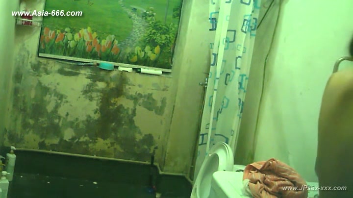 peeping chinese girls bathing.13