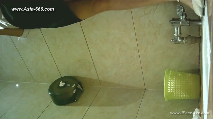 chinese girls go to toilet.99
