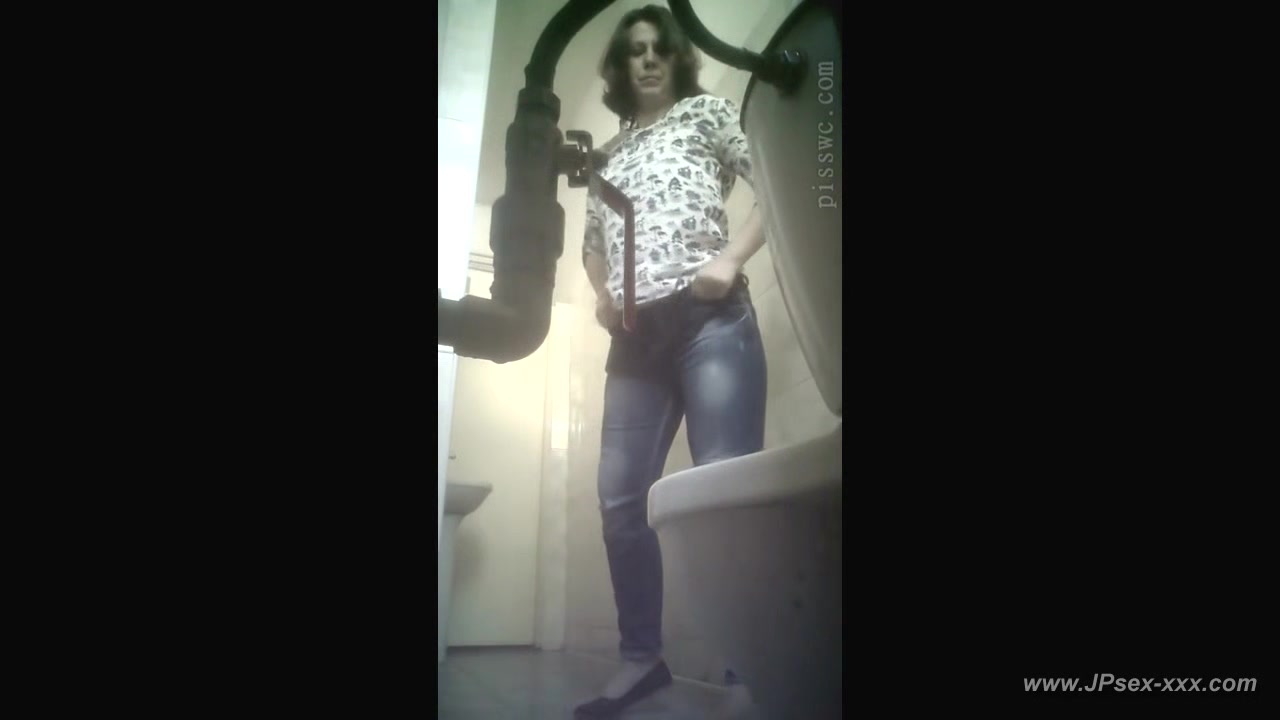 peeping blondes go to toilet.83