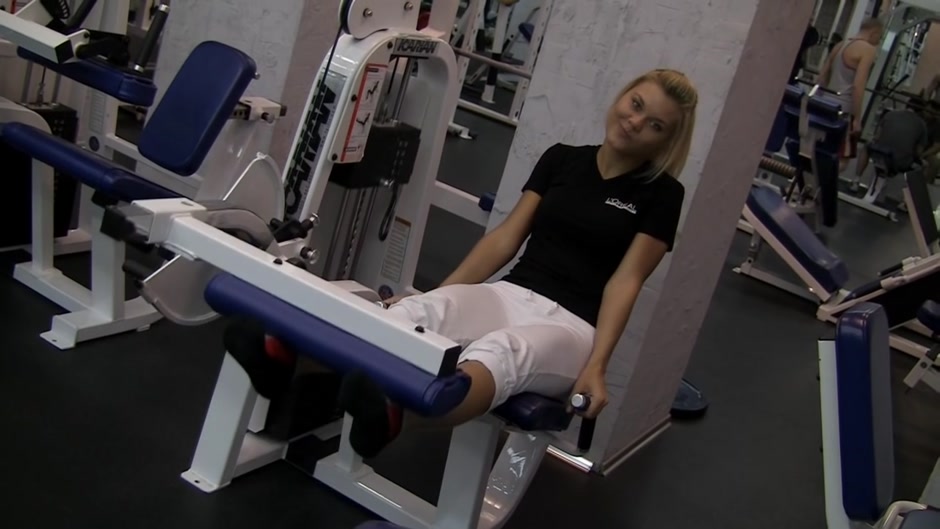 Sexy blonde gf doing sports and blowjob in the gym