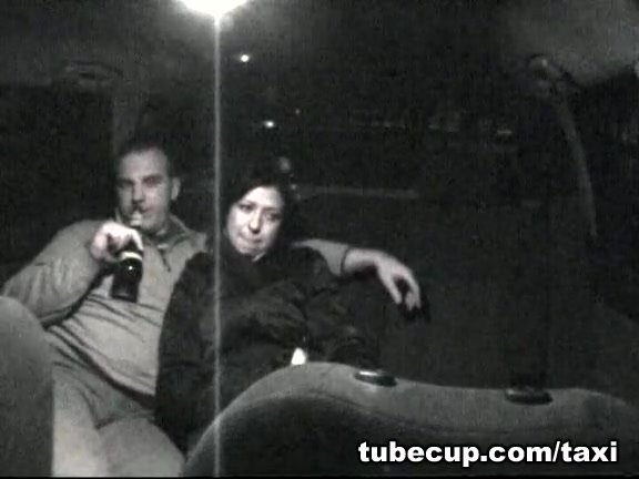 Sultry amateur paying oral for a taxi ride