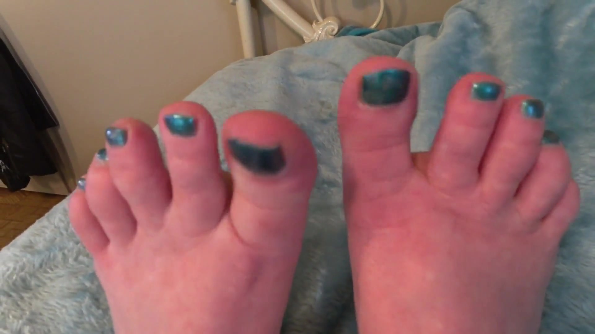 Sexy Toes To Worship, Wrinkled Soles To Lick - TacAmateurs