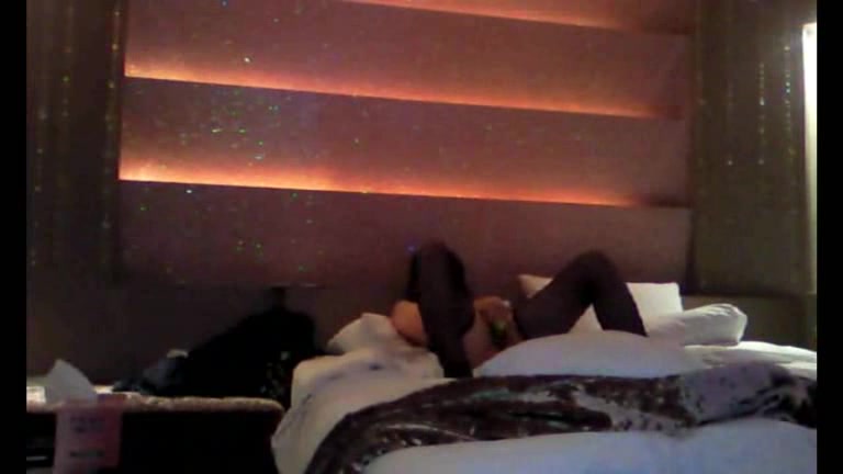 Fucking this amateur pale ass in the hotel room