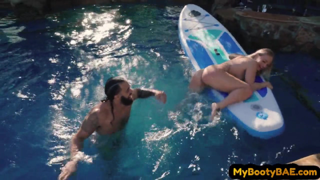 Busty deepthroating babe outdoor fucked in swimming pool