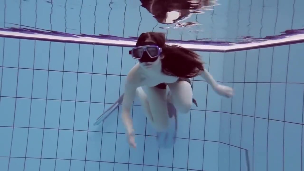 Cheh sexy redhead naked swimming