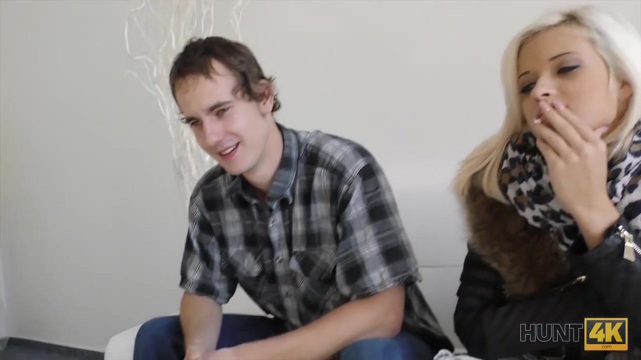 HUNT4K. Hunter gives money to teen 18+ blonde babe to open locked door