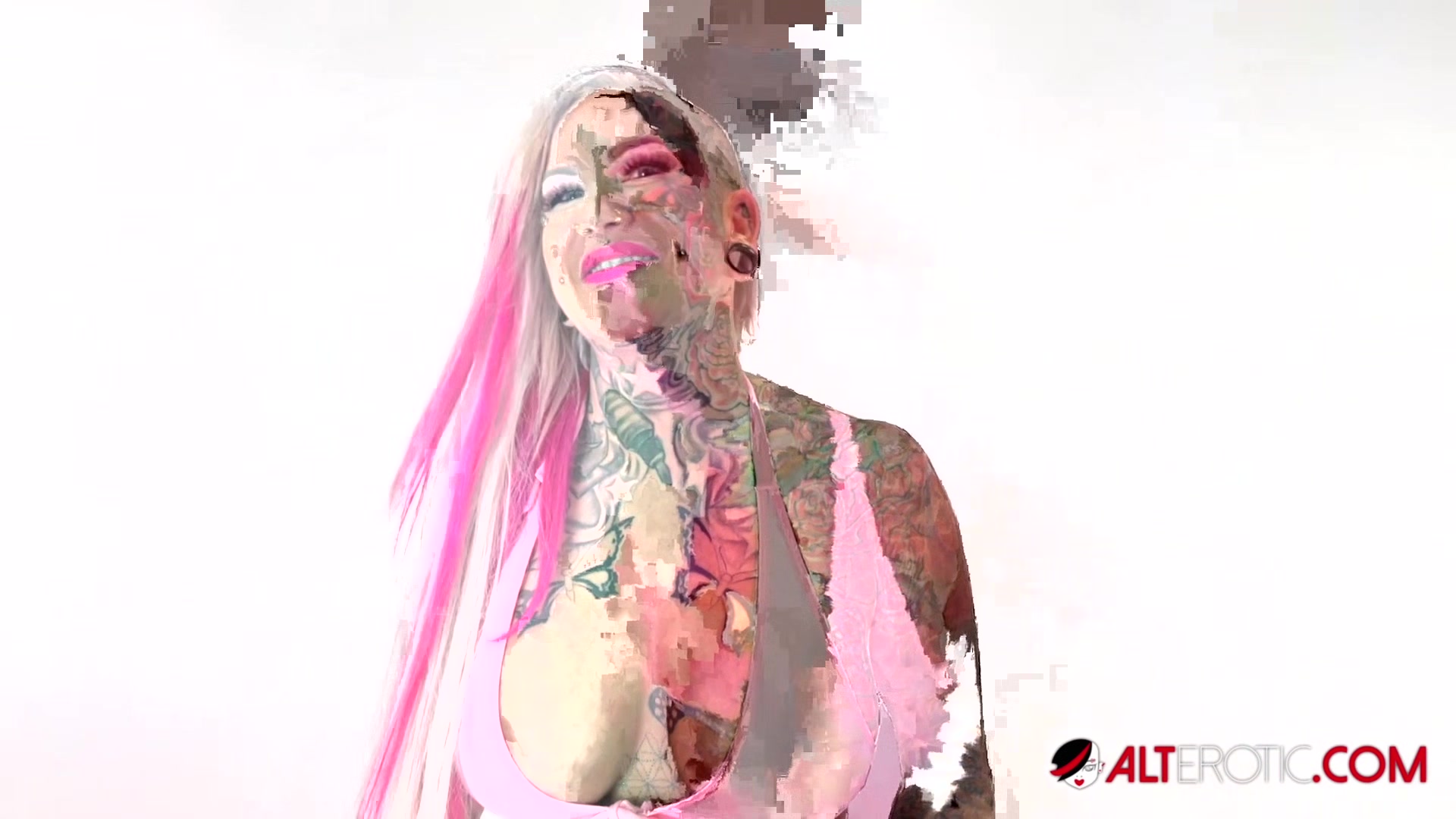 Evilyn Ink gets lubed up and rides the tremor