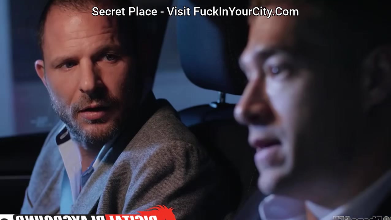 brave detective protects a juicy babe even in her bed