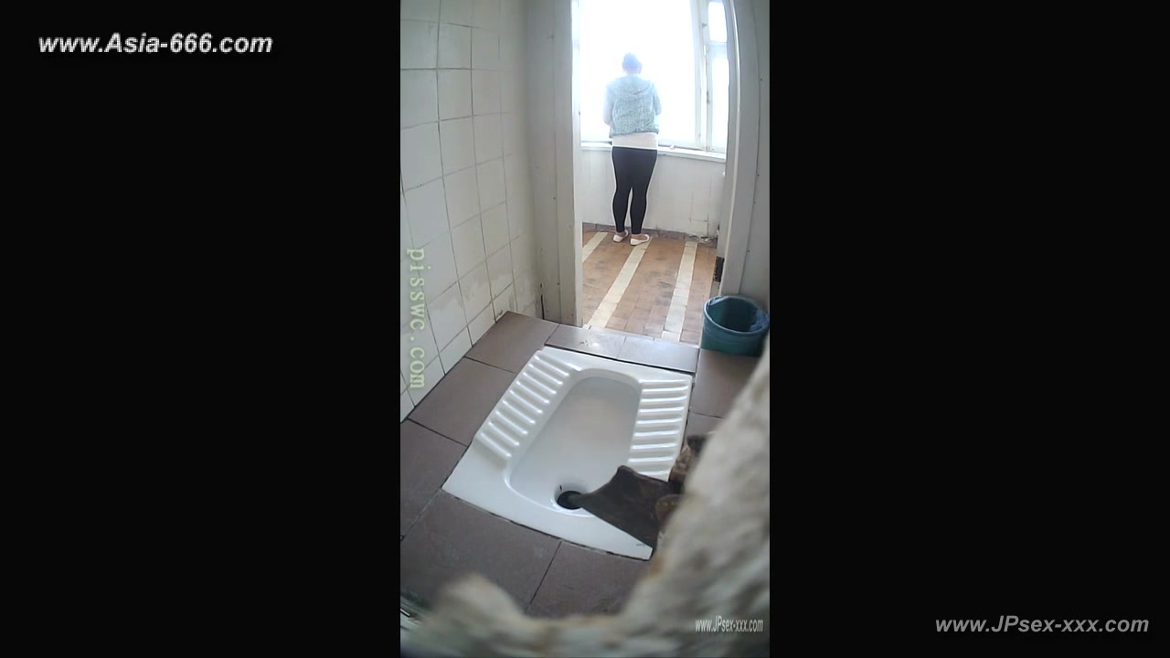 peeping blondes go to toilet.43