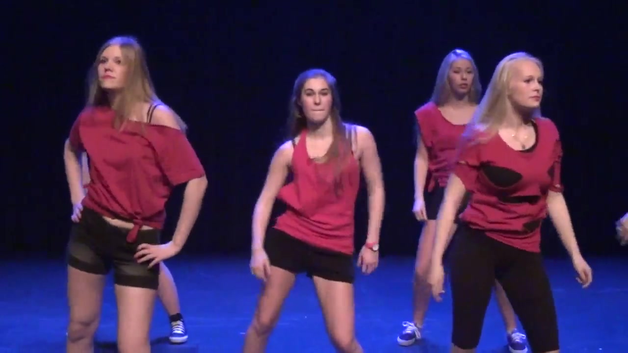 Karlijn Verhagen dancing