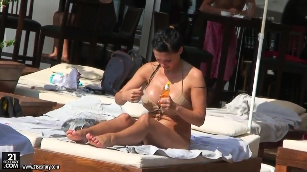 Gorgeous Aletta Ocean smoking hookah and posing