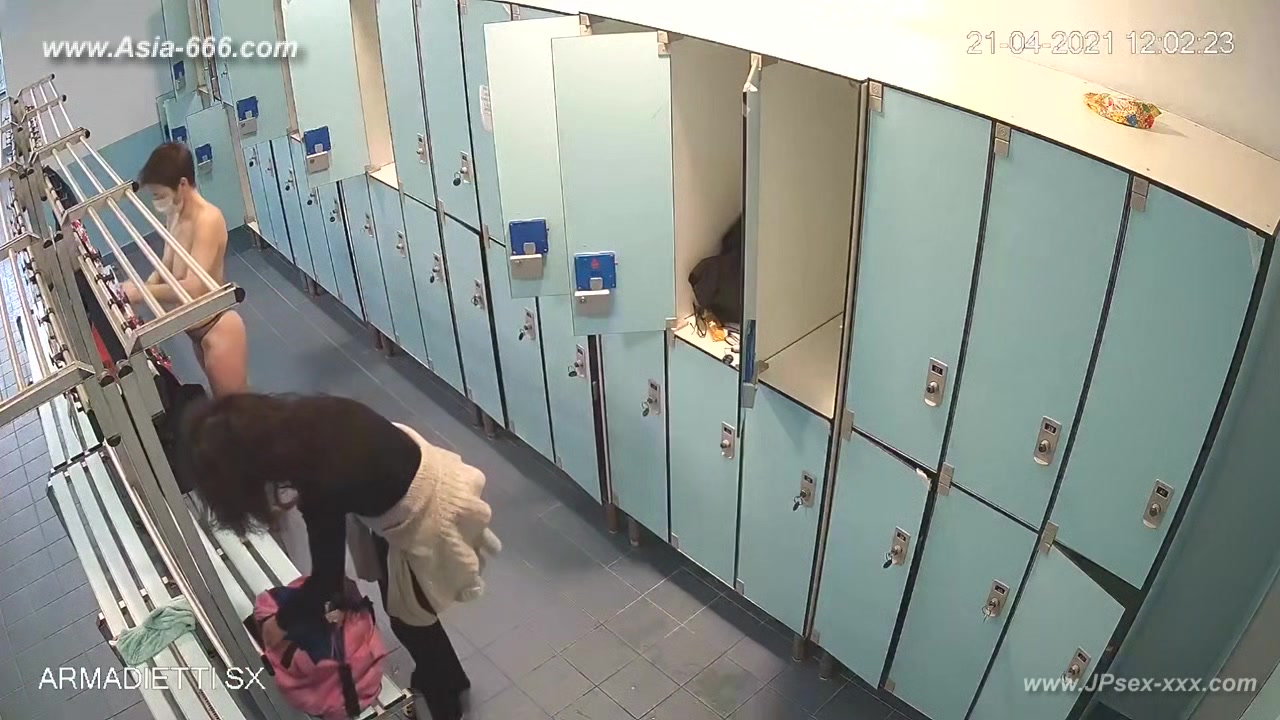 blonde changeroom.31