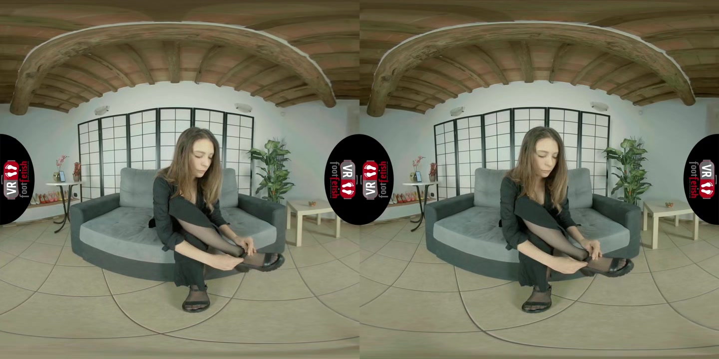 Beautiful babe Violet Loves Eating Strawberries And Massaging Her Sexy Feet In Nylons In VR - VRFootFetish