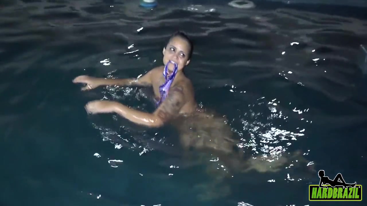 Jeniffer Matrix In Nadando Pelada Na Piscina 3 Min