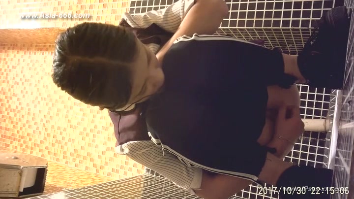 chinese girls go to toilet.93