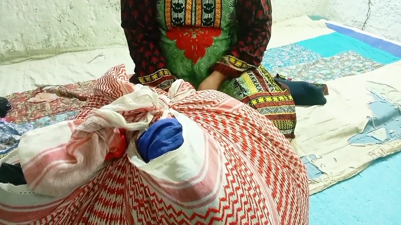 Purany Kapry Beachney Wali Ko Choda A Clothes Seller Came To My House I Lured Her And Fucked Her Ass