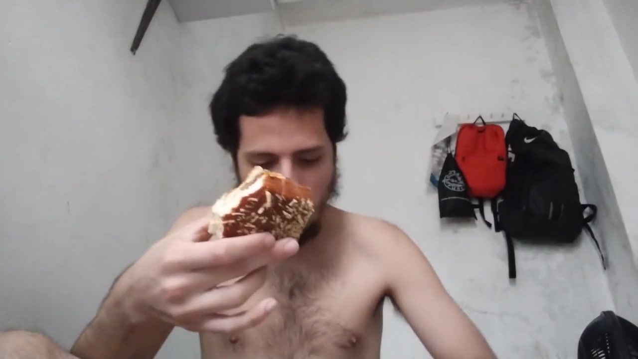 Mukbang Gainer Stuffing With A Hamburguer / Growing Bear