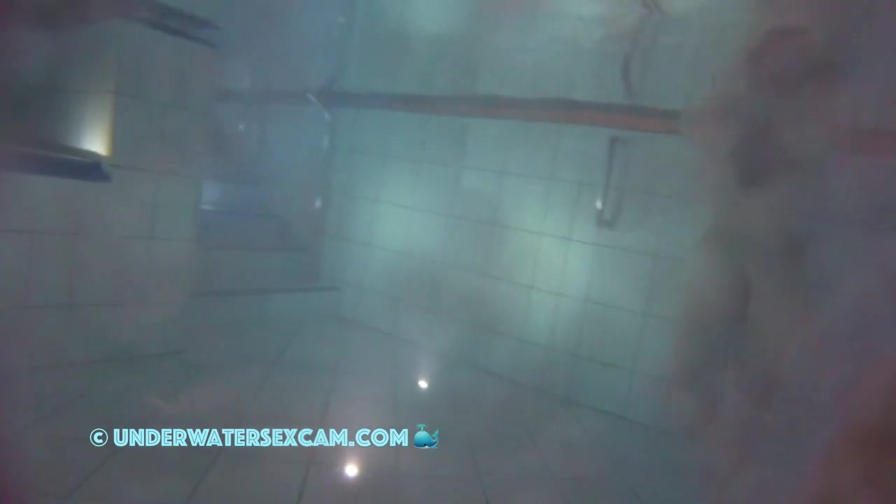 Horny Couple Gets Closer In The Warm Water