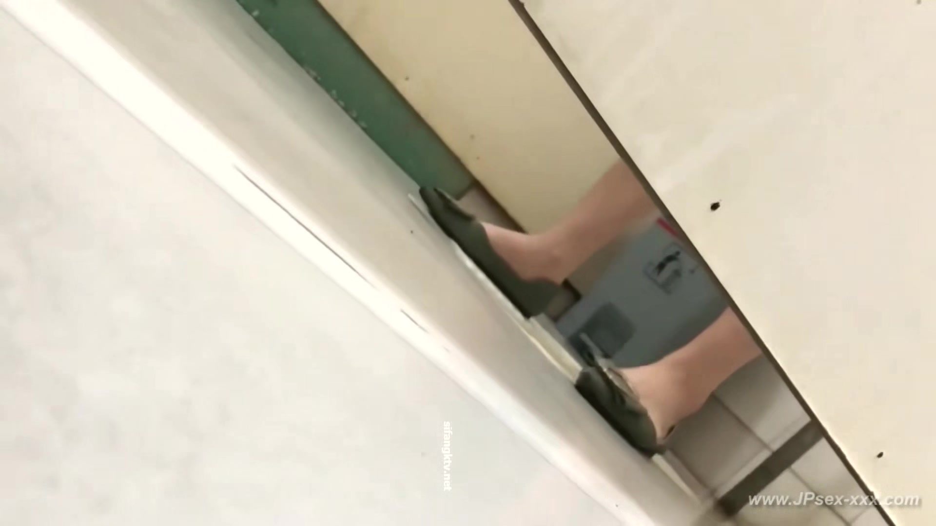 chinese girls go to toilet.323