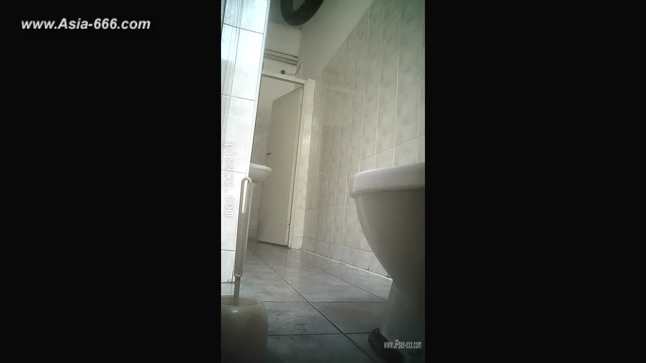 peeping blondes go to toilet.***