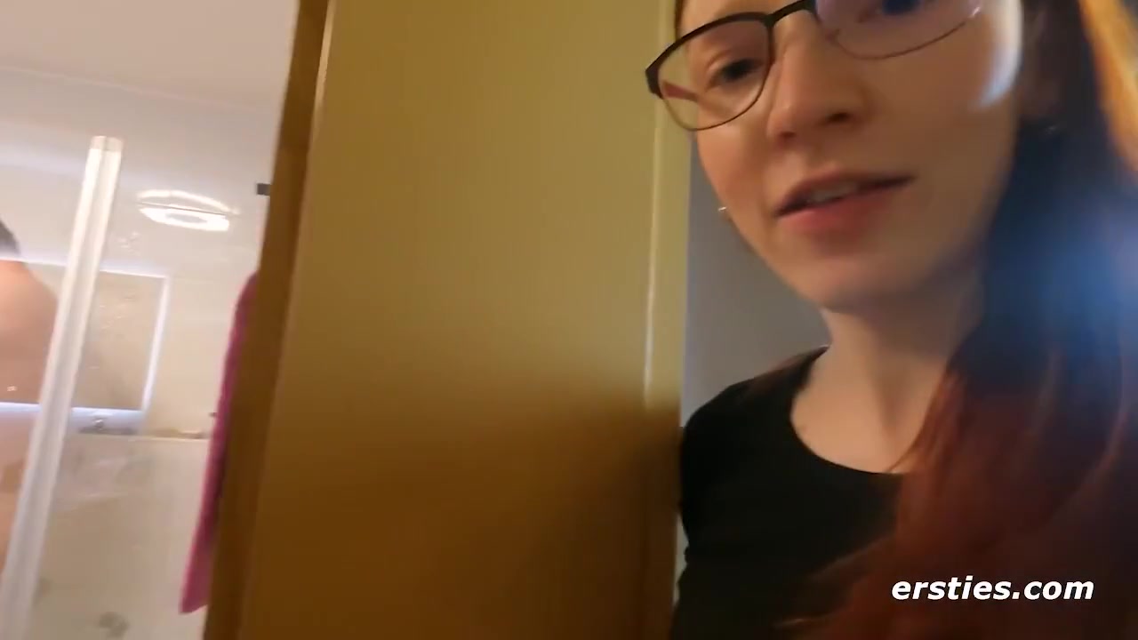 Fina Masturbiert, Wahrend Sie Heimlich Ihren Freund In Der Dusche Beobachtet