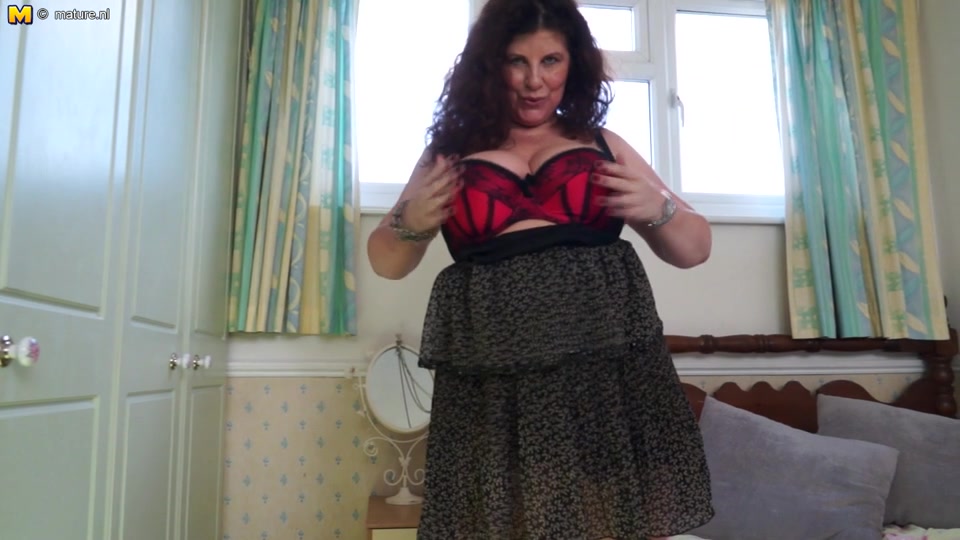 Curvy Gilly Samson Playing With Her Wet Pussy - MatureNL