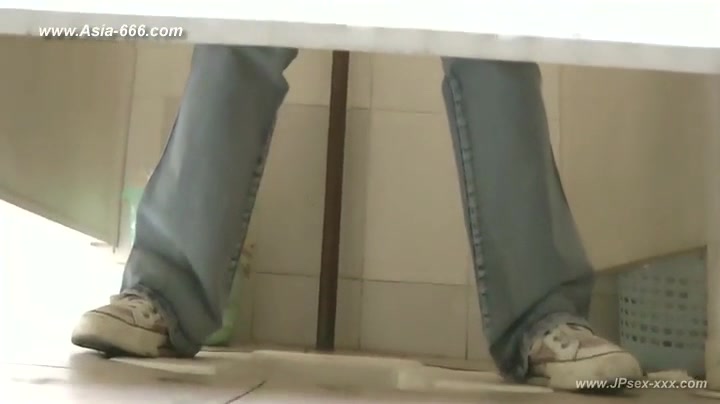 chinese girls go to toilet.71