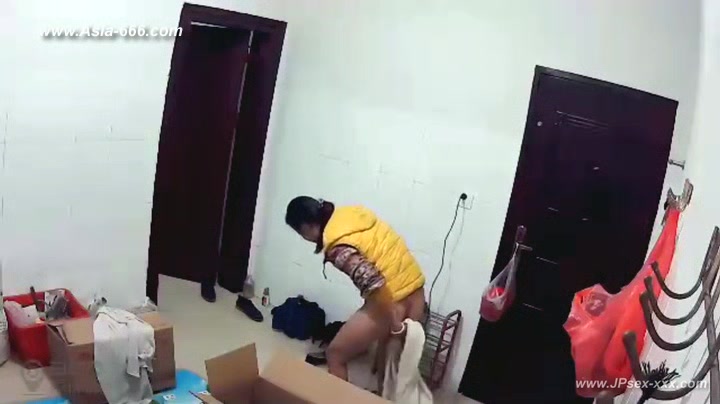 Hackers use the camera to remote monitoring of a lover's home life.225_2
