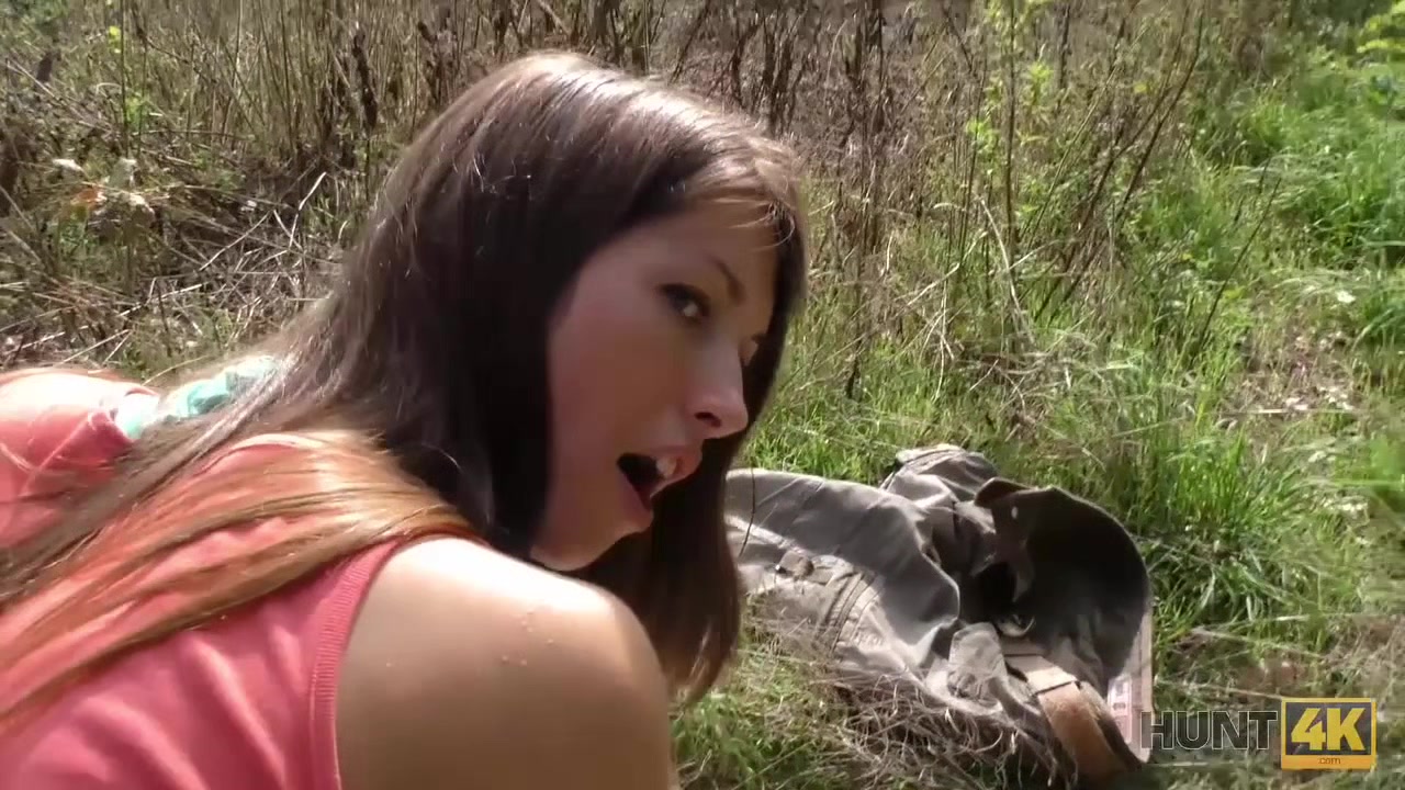HUNT4K. Une coquine coquine est heureuse davoir des relations sexuelles