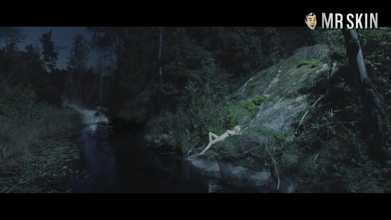 Nude Kirsten Dunst Beguiles - Mr.Skin