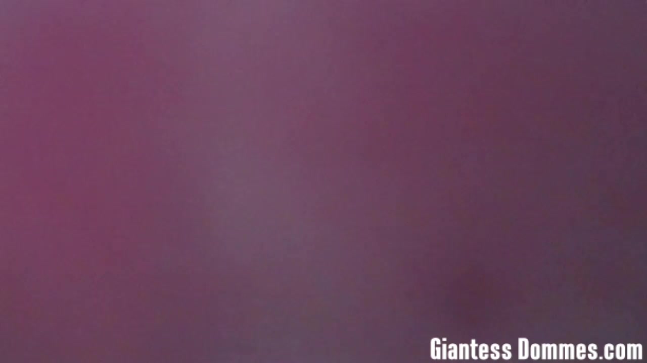 Crushed again under Kenna - GiantessDommes