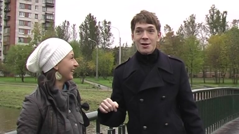 Dilettante strapon sucker performs lascivious act in the street