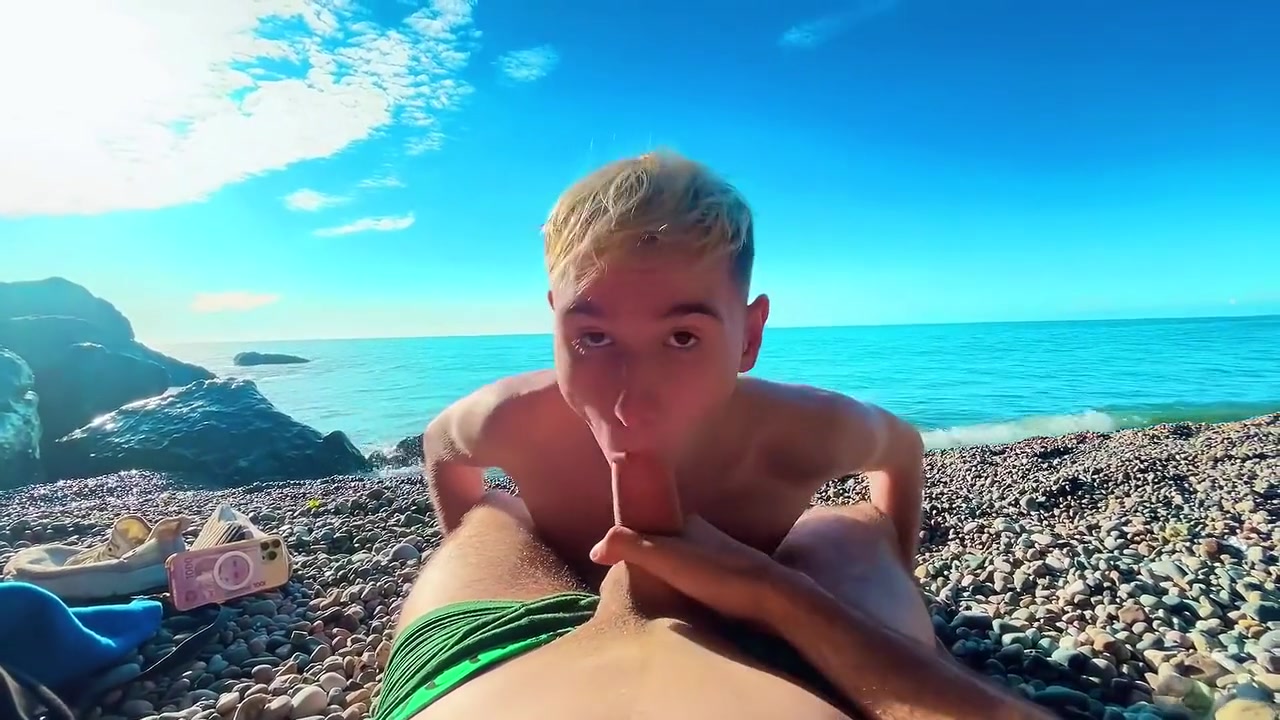 Toshii Tvink Otsosal Neznakomcu Na Plyazhe Drochashemu Na Nego