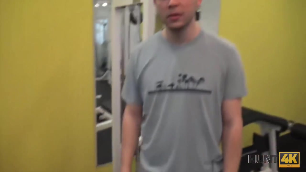 Nettes Madchen Anstatt Zu Trainieren Hat Sex Im Fitnessstudio Mit Einem Reichen Jager
