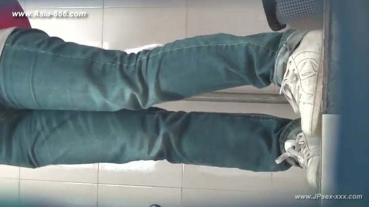 chinese girls go to toilet.103