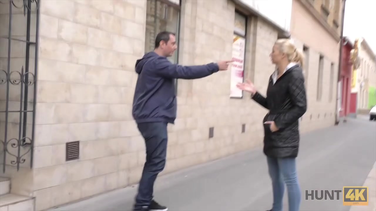 HUNT4K. Guy counts cash while hot girlfriend has sex with stranger