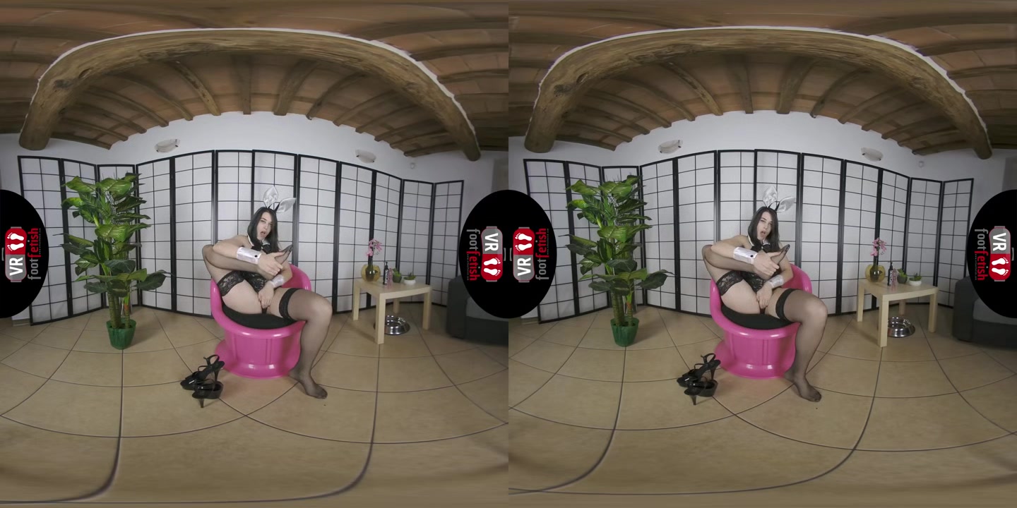 Big Ass Babe With An Amazing Ass Scarlett Enjoys Stuffing Her Dildo Deep Inside Her Shaved Muff In VR - VRFootFetish