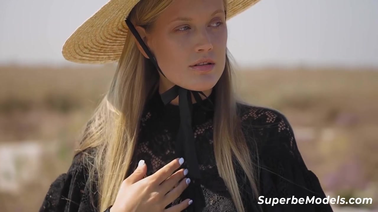 Superbe - Hot Model Dasha Elin Looks Amazing In The Sun