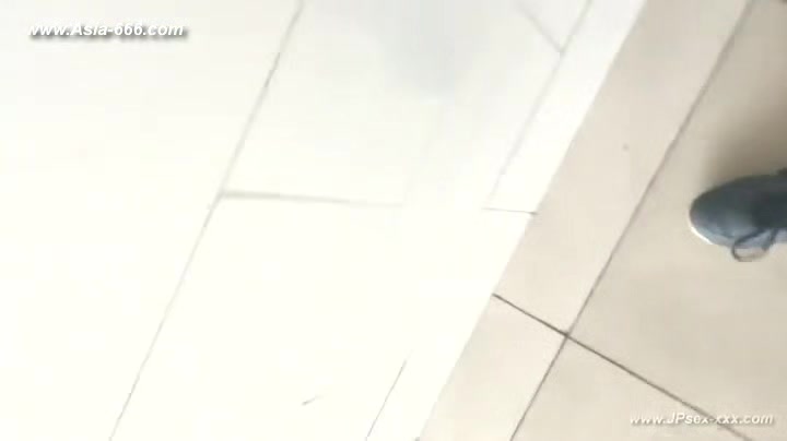 chinese girls go to toilet.130