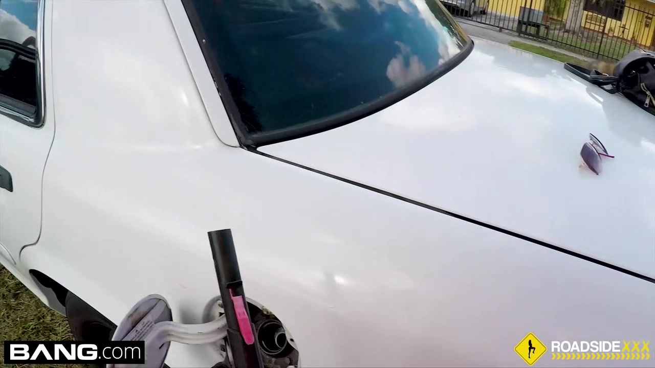 Roadside - ebony chick has sex in a truck with her mechanic