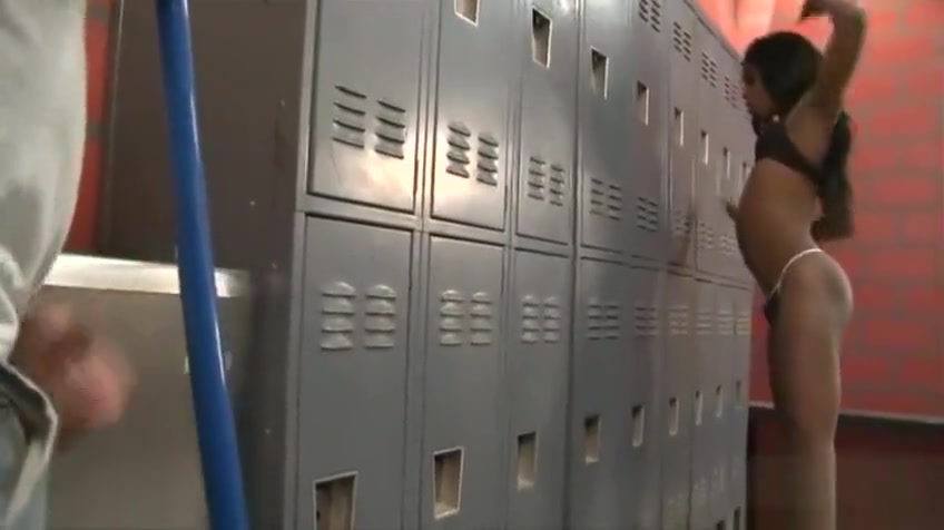 big 10-Pounder darksome lady-man pokes WHITEBOY IN LOCKER ROOM