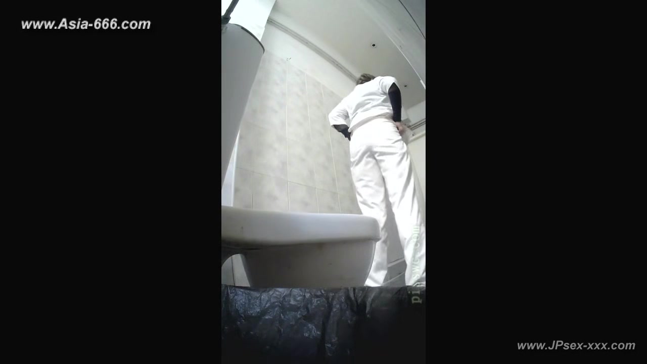peeping blondes go to toilet.101
