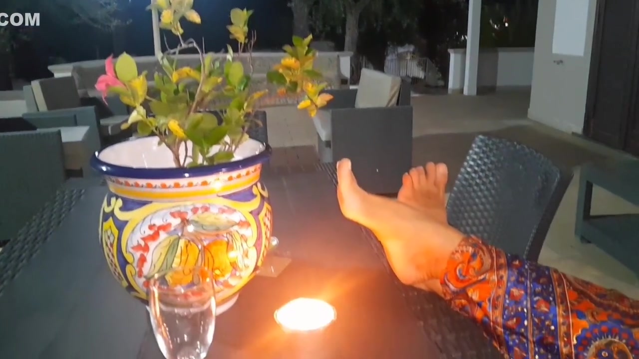 Selenas Feet Posing And Sex Games In Bed