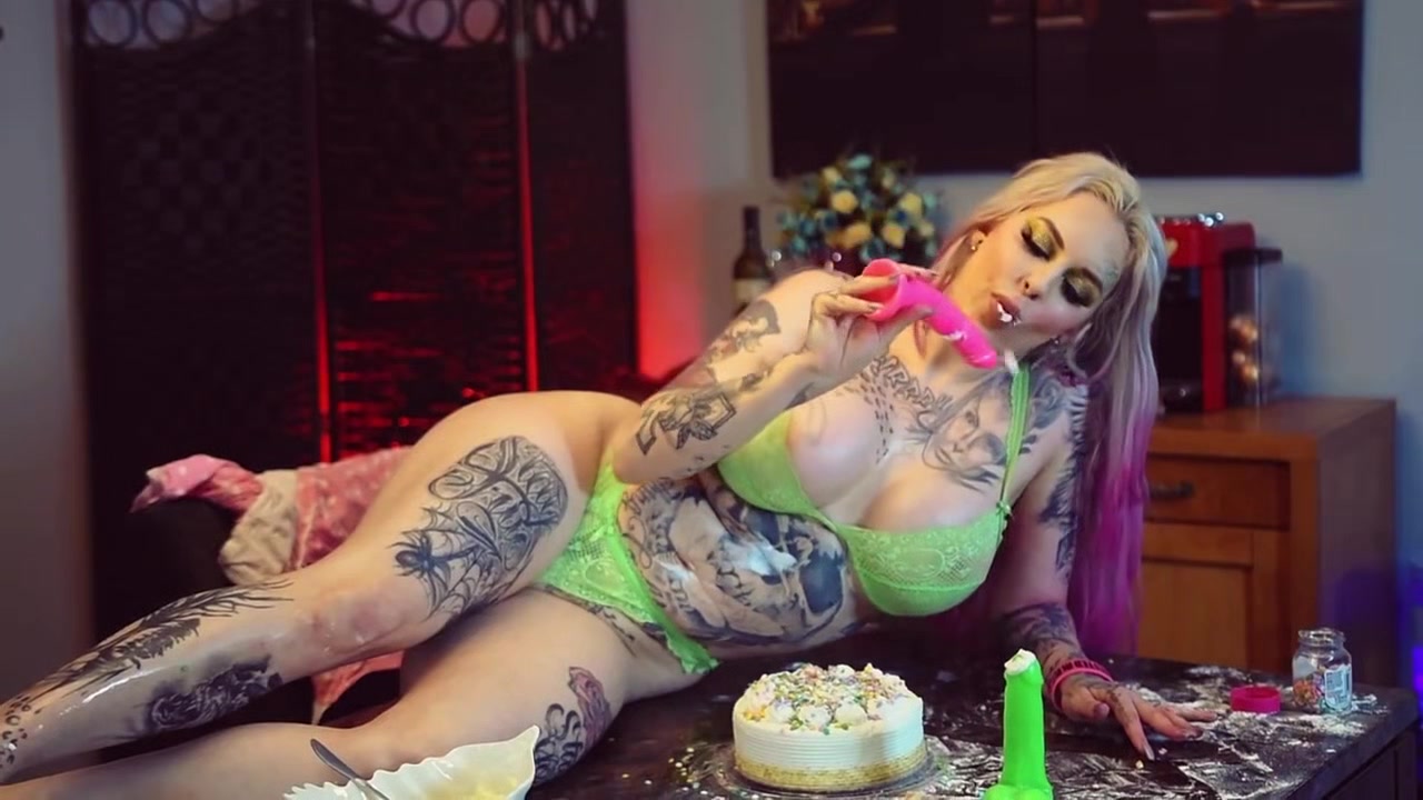 Sweet Horny Girl - Smash A Cake With Her Ass - Pornhubcom