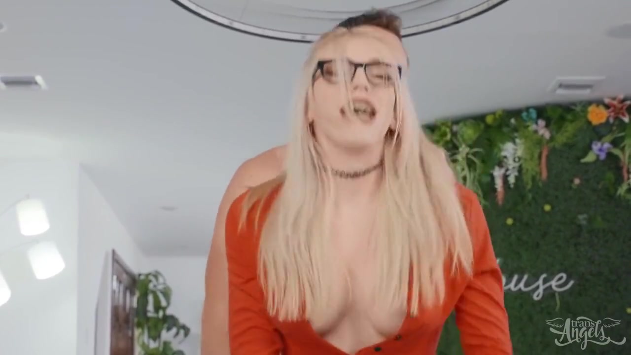 Izzy Wilde - Gamer Gal Gets Creampied